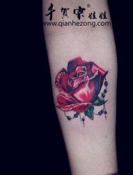 精美的手臂彩色玫瑰花纹身图片