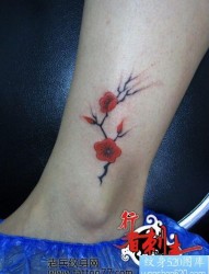 女人喜欢的腿部梅花纹身图片