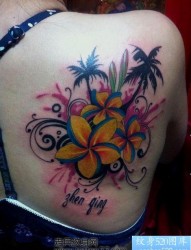 一张美女背部彩色花卉纹身图片
