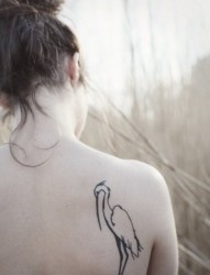 女性背部丹顶鹤漂亮刺青