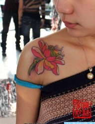 女孩子肩部彩色莲花纹身图片