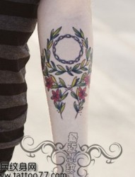 手臂唯美好看的花环纹身图片