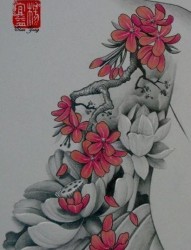 背部唯美经典的莲花樱花纹身图片