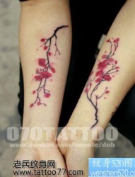 美女手臂彩色梅花纹身图片