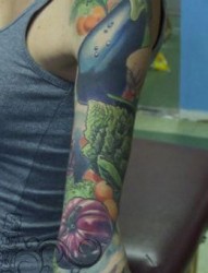 一张另类的蔬菜花臂纹身图片