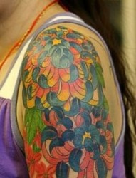 美女手臂艳丽的菊花纹身图片