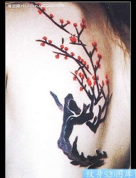 背部梅花纹身图片