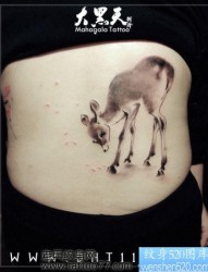 一张可爱的水墨画小鹿纹身图片