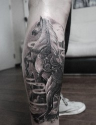 一张腿部赤兔马纹身图片