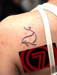 女人肩背可爱的海豚纹身图片