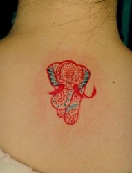 女孩子背部好看的彩色图腾大象纹身图片