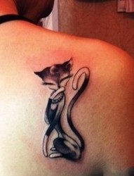 女性背部贵妇小黑猫刺青