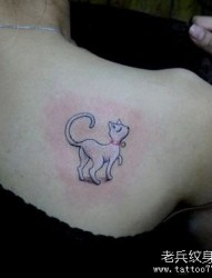 女人肩背一张白色小猫咪纹身图片