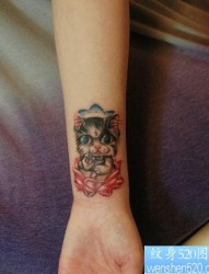 女孩子手臂可爱小猫咪纹身图片