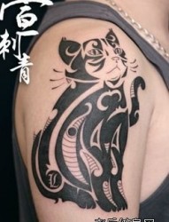 手臂精美流行的图腾猫咪纹身图片