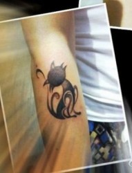 手臂可爱流行的图腾猫咪纹身图片