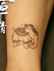 女孩子腿部可爱的大象纹身图片
