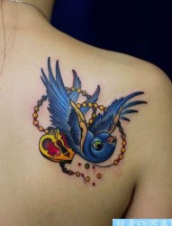 女孩子肩背彩色小燕子纹身图片