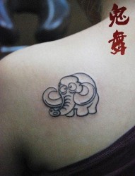 女人肩背可爱的小象纹身图片