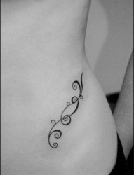 女性腰部简单的花纹刺青