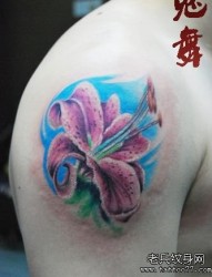手臂一张艳丽的彩色百合花纹身图片