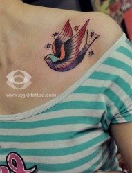 女人肩膀处彩色小燕子纹身图片