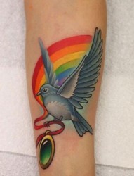 手臂漂亮的彩色小鸟与彩虹纹身图片