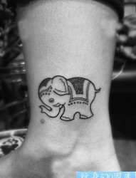 女人腿部可爱的图腾大象纹身图片