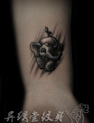 美女手臂可爱的小象纹身图片
