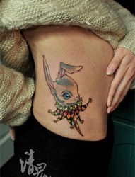 美女侧腰流行可爱的小兔子纹身图片