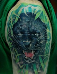 男生手臂超酷经典的黑豹纹身图片