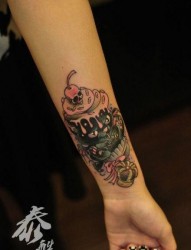 女人手臂可爱流行的猫咪冰激凌纹身图片