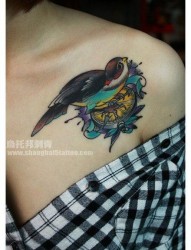 女人肩膀处小燕子纹身图片