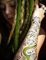 女生手臂上彩色图腾纹身
