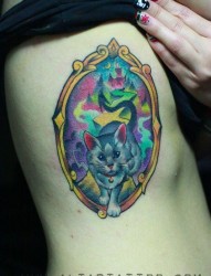 女人侧腰可爱流行的猫咪纹身图片