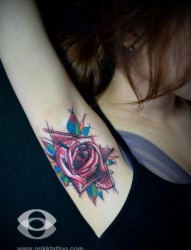 女人手臂内侧前卫漂亮的玫瑰花纹身图片