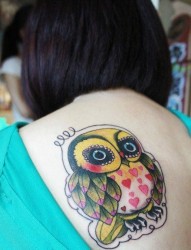 女人肩背可爱前卫的猫头鹰纹身图片