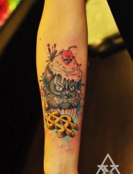 女孩子手臂小老鼠与冰激凌纹身图片