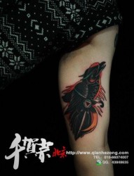 手臂前卫经典的乌鸦纹身图片