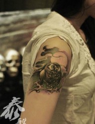 手臂经典前卫的猫头鹰纹身图片