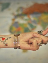 女性手臂世界地图刺青