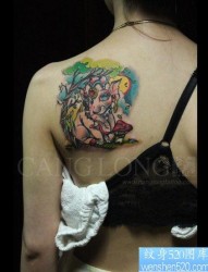 美女后肩背前卫好看的小象纹身图片