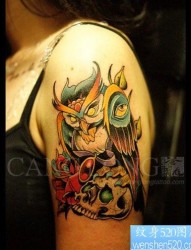 女人手臂前卫流行的猫头鹰纹身图片