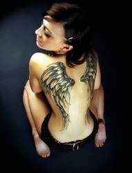 女性背部的黑白翅膀刺青