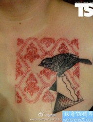 前胸一张小巧经典的麻雀纹身图片