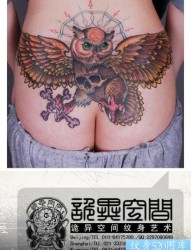 后腰漂亮超酷的猫头鹰纹身图片