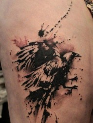 一张前卫经典的水墨风格的乌鸦纹身图片