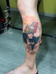 男生腿部经典帅气的一张公鸡纹身图片