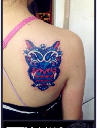 女人肩背前卫经典的一张猫头鹰纹身图片