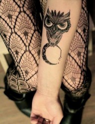 女人手臂流行前卫的一张猫头鹰纹身图片